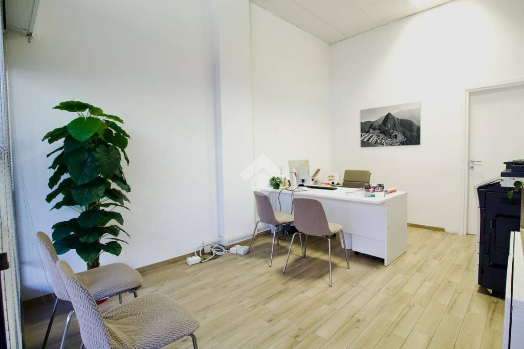 negozio in vendita a Reggio nell'Emilia in zona Mirabello