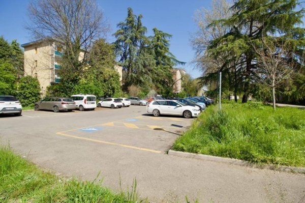 negozio in vendita a Reggio nell'Emilia in zona Mirabello