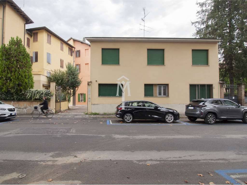 intera palazzina in vendita a Reggio nell'Emilia in zona Città Storica