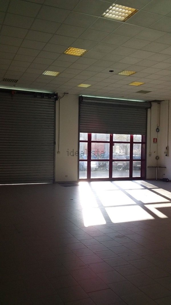 negozio in vendita a Reggio nell'Emilia in zona Cella
