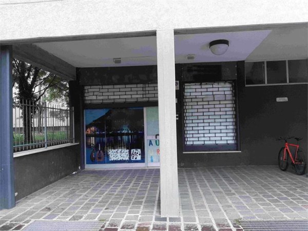 negozio in vendita a Reggio nell'Emilia in zona Ospizio