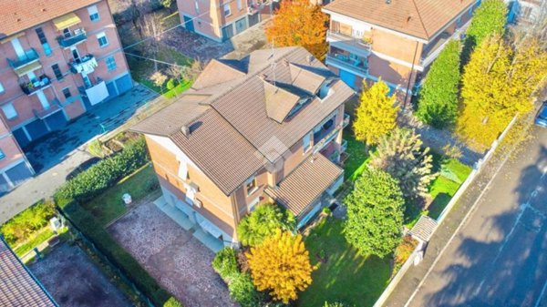 casa indipendente in vendita a Reggio nell'Emilia in zona Orologio