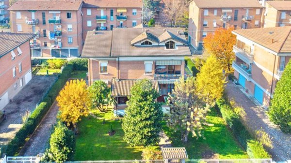 casa indipendente in vendita a Reggio nell'Emilia in zona Orologio