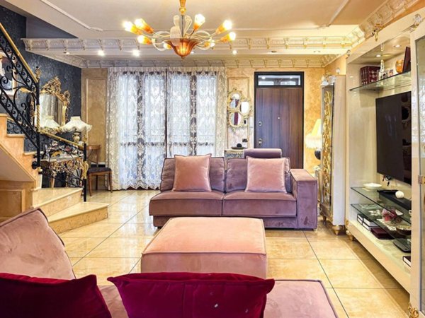 casa indipendente in vendita a Reggio nell'Emilia in zona Città Storica