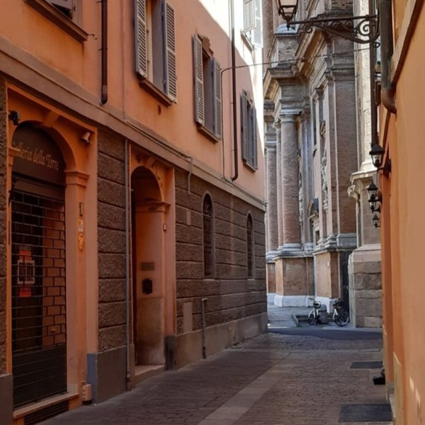 ufficio in vendita a Reggio nell'Emilia in zona Città Storica