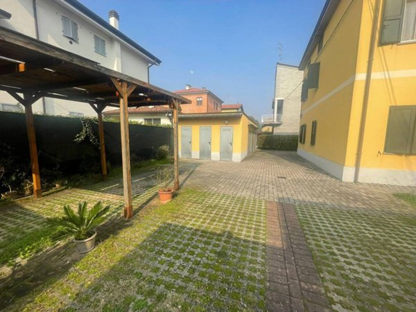 intera palazzina in vendita a Reggio nell'Emilia in zona Buco del Signore