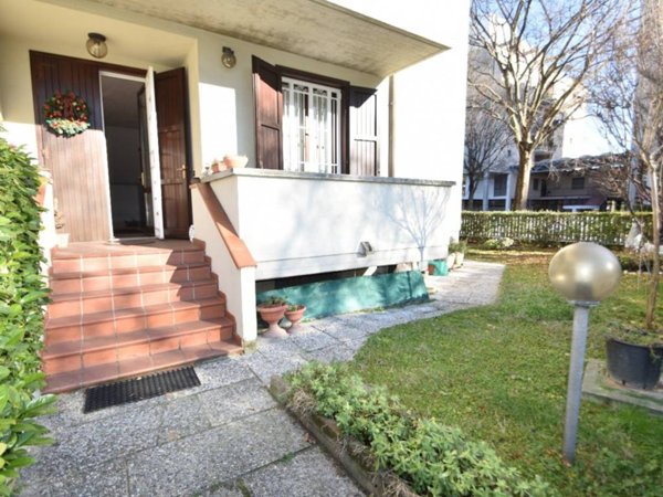 casa indipendente in vendita a Reggio nell'Emilia in zona Rosta Nuova