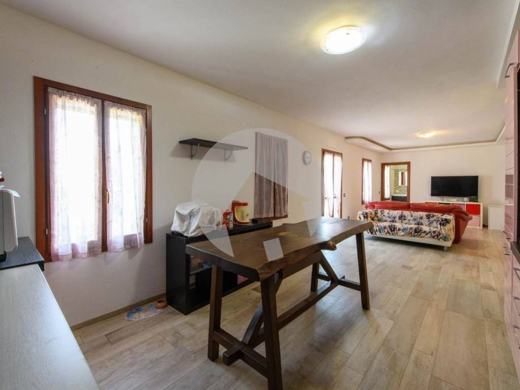 casa indipendente in vendita a Reggio nell'Emilia in zona Cavazzoli
