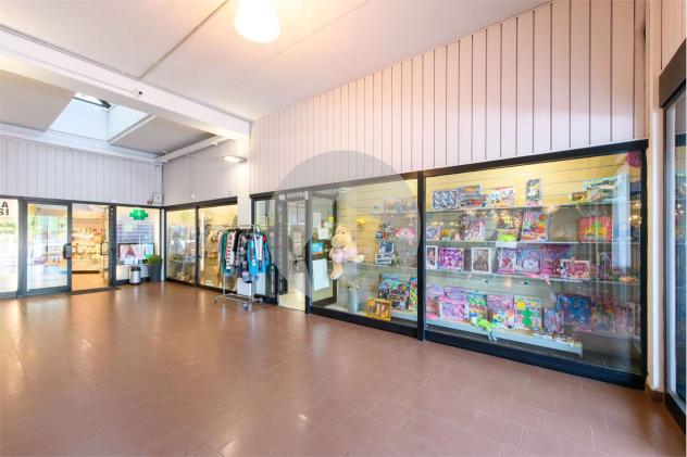 negozio in vendita a Reggio nell'Emilia in zona Sesso