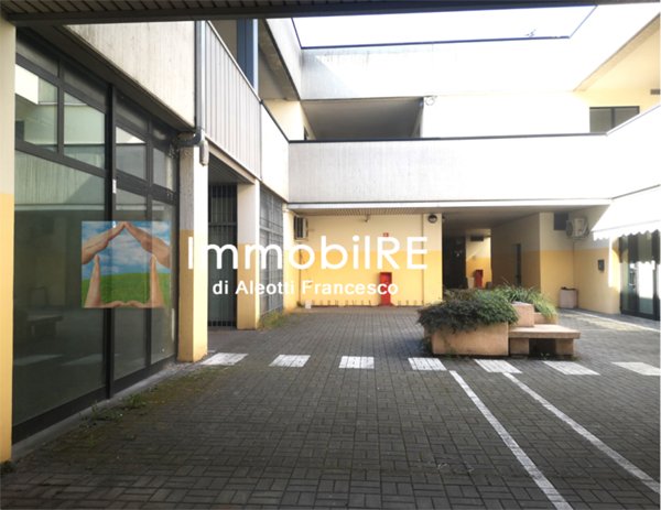 negozio in vendita a Reggio nell'Emilia in zona Carrozzone