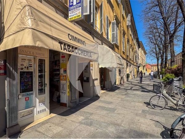 negozio in vendita a Reggio nell'Emilia in zona Città Storica