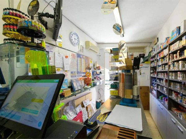 negozio in vendita a Reggio nell'Emilia in zona Città Storica