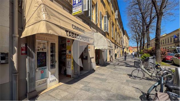 negozio in vendita a Reggio nell'Emilia in zona Città Storica