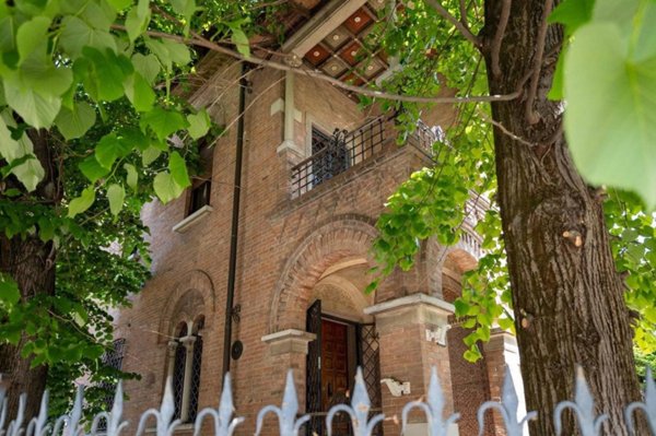 casa indipendente in vendita a Reggio nell'Emilia in zona Città Storica