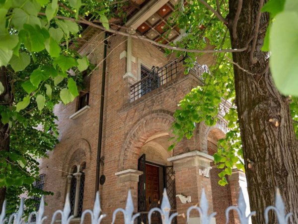 casa indipendente in vendita a Reggio nell'Emilia in zona Città Storica