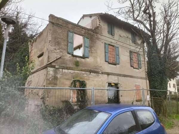 casa indipendente in vendita a Reggio nell'Emilia in zona Città Storica