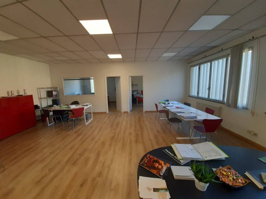 locale commerciale in vendita a Reggio nell'Emilia in zona San Maurizio