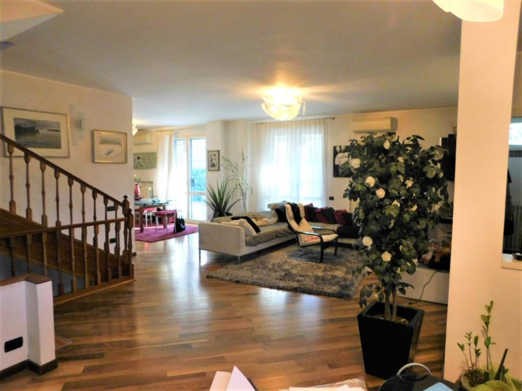 casa indipendente in vendita a Reggio nell'Emilia