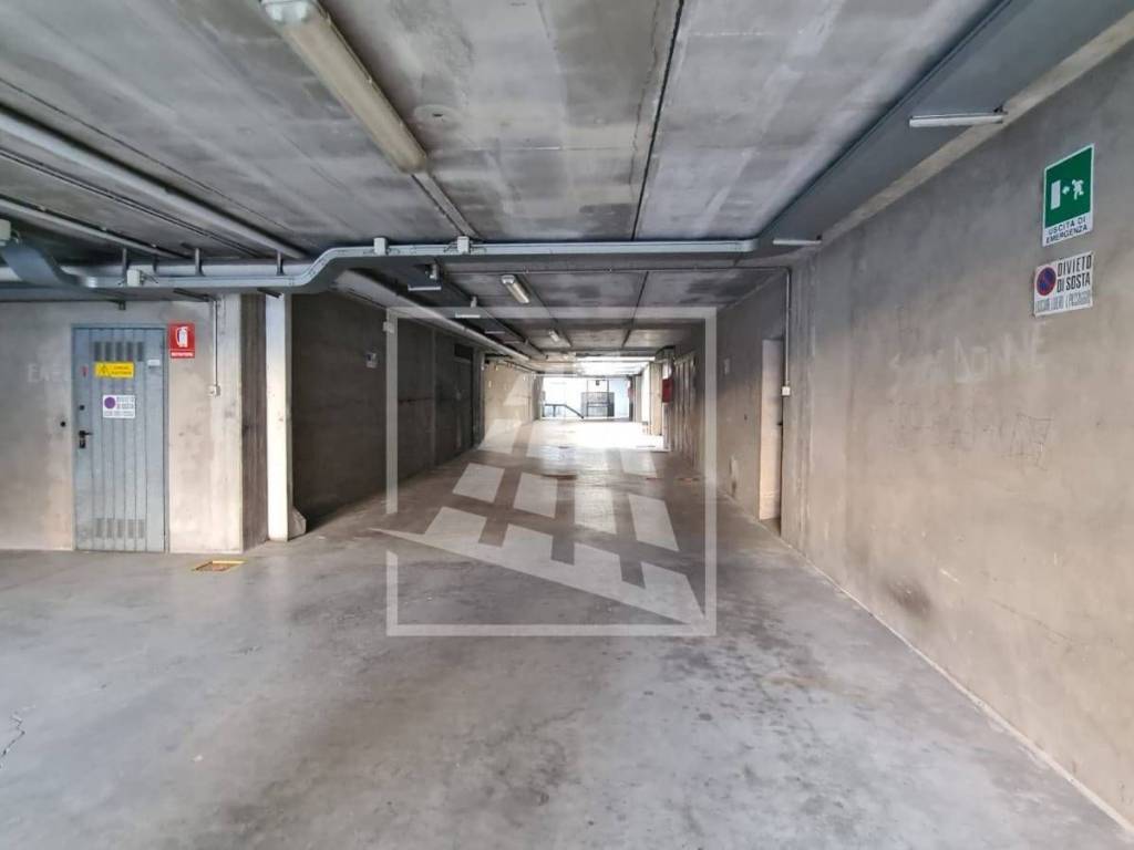 locale commerciale in vendita a Reggio nell'Emilia