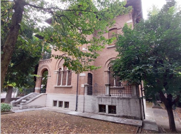 casa indipendente in vendita a Reggio nell'Emilia in zona Città Storica