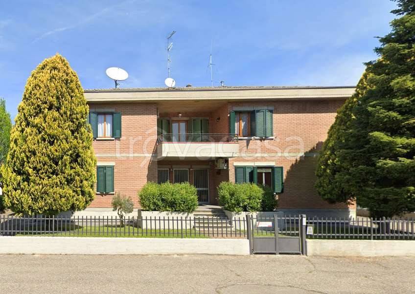 locale commerciale in vendita a Reggio nell'Emilia in zona Carrozzone