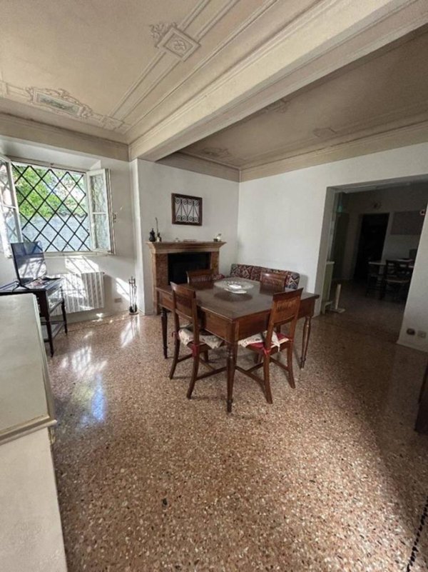 casa indipendente in vendita a Reggio nell'Emilia in zona Città Storica