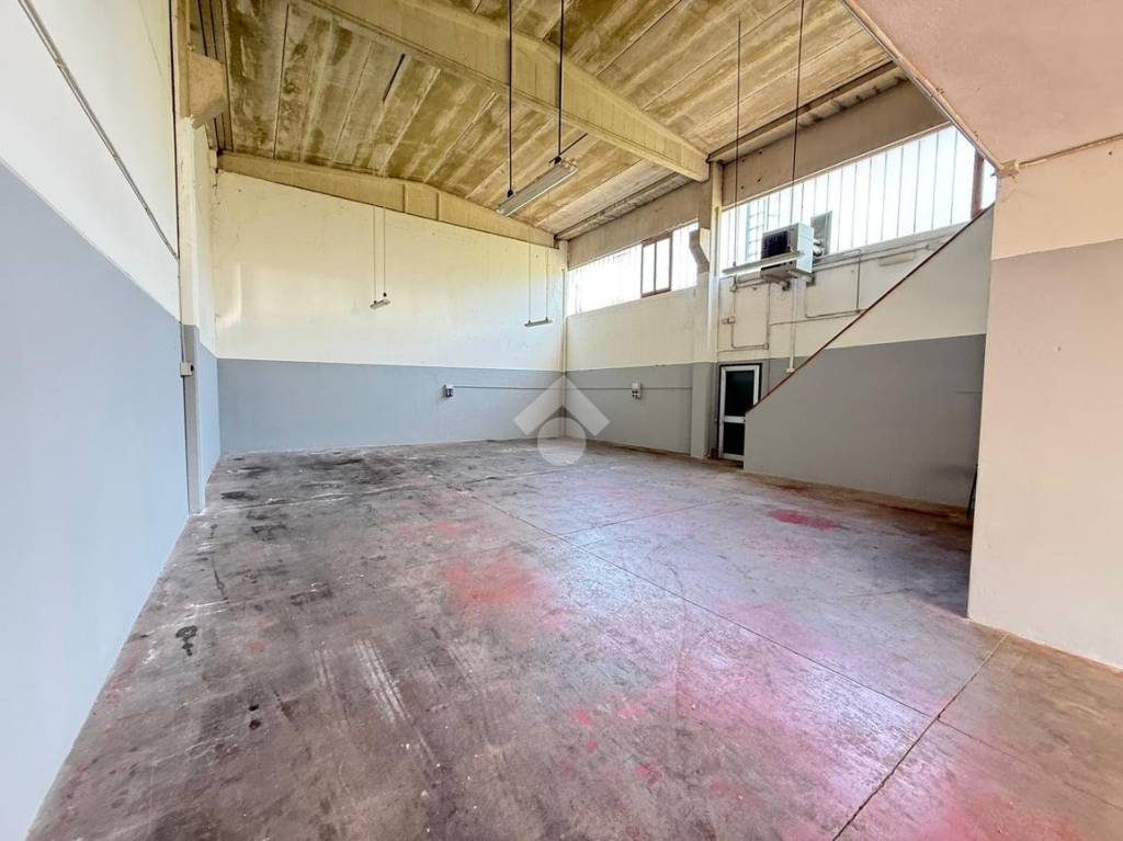 locale commerciale in vendita a Reggio nell'Emilia in zona Mancasale