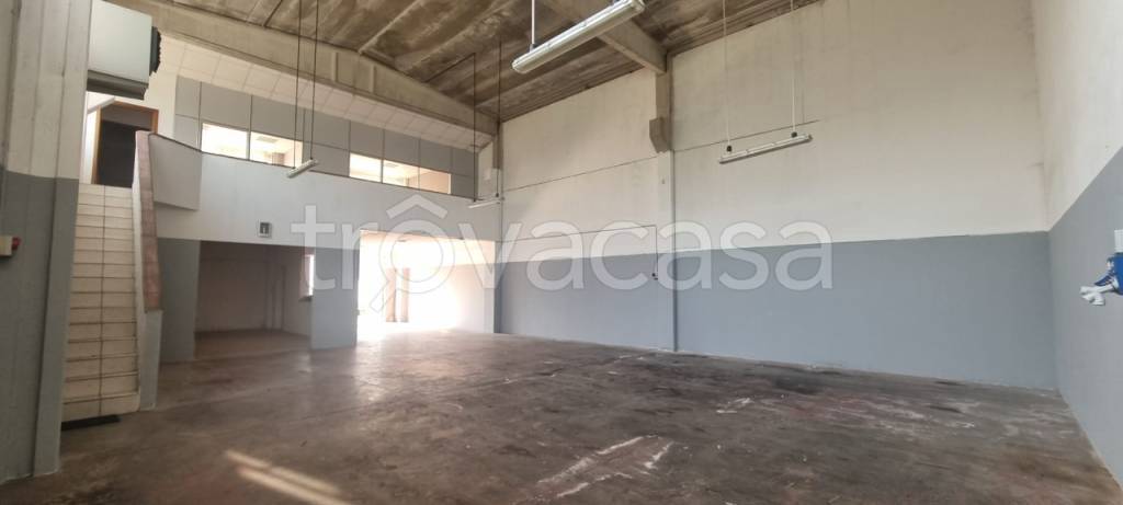 locale commerciale in vendita a Reggio nell'Emilia in zona Mancasale