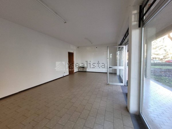 negozio in vendita a Reggio nell'Emilia in zona Santa Croce