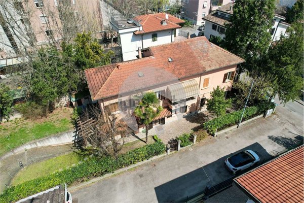 casa indipendente in vendita a Reggio nell'Emilia in zona Città Storica
