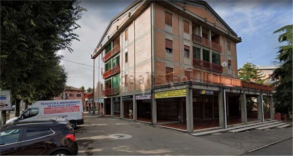 negozio in vendita a Reggio nell'Emilia in zona Ospizio