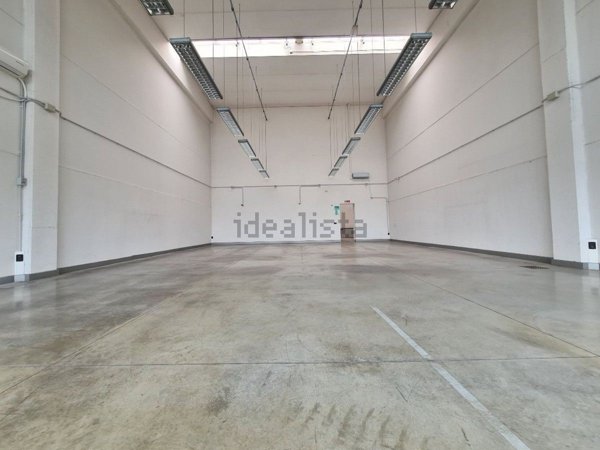 negozio in vendita a Reggio nell'Emilia in zona Rosta Nuova