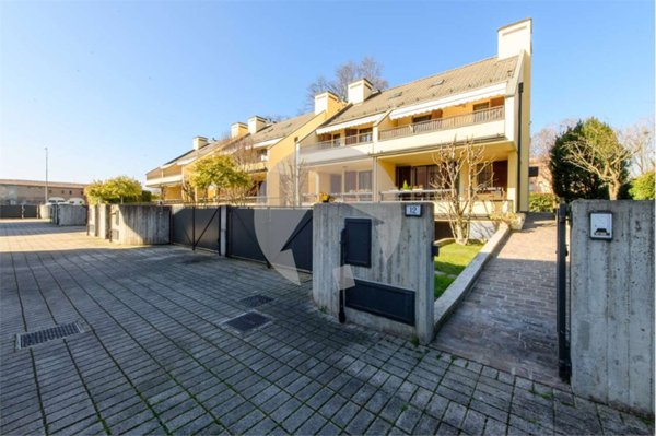casa indipendente in vendita a Reggio nell'Emilia in zona Codemondo