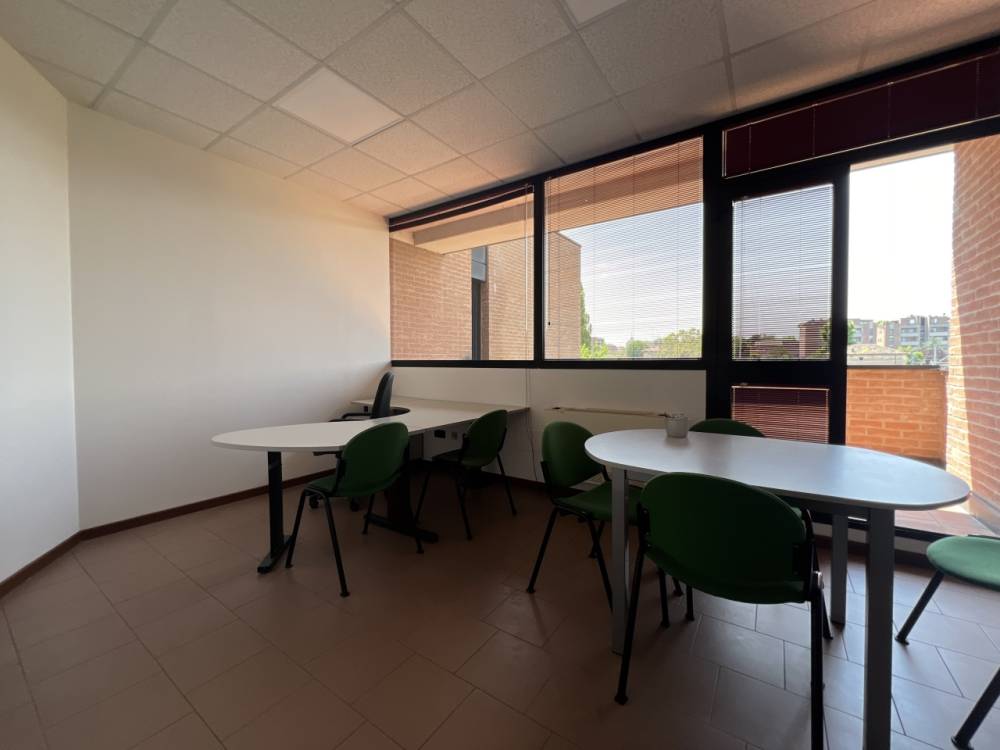 ufficio in vendita a Reggio nell'Emilia in zona Tribunale