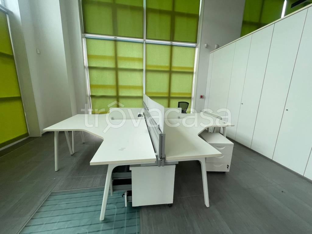 negozio in vendita a Reggio nell'Emilia in zona Orologio