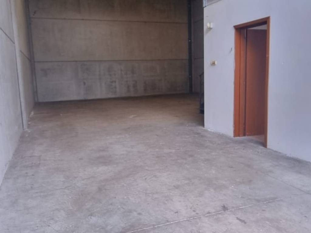 locale commerciale in vendita a Reggio nell'Emilia