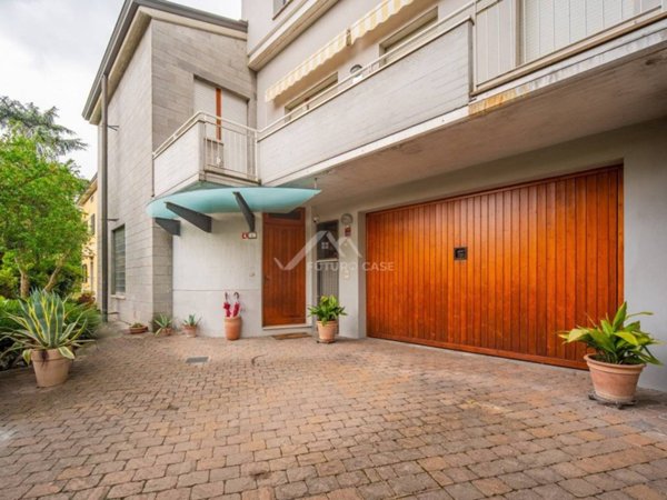casa indipendente in vendita a Reggio nell'Emilia