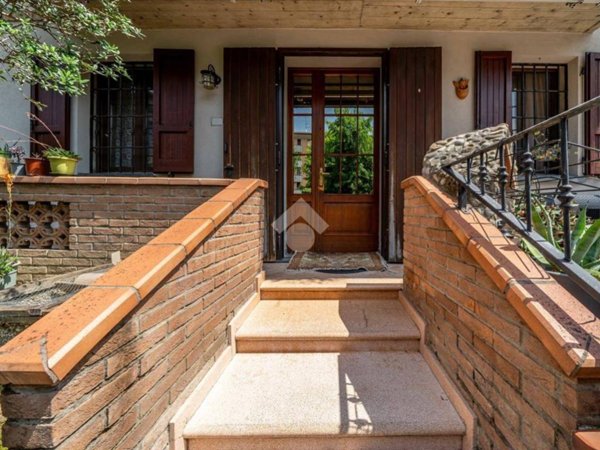 casa indipendente in vendita a Reggio nell'Emilia in zona Regina Pacis