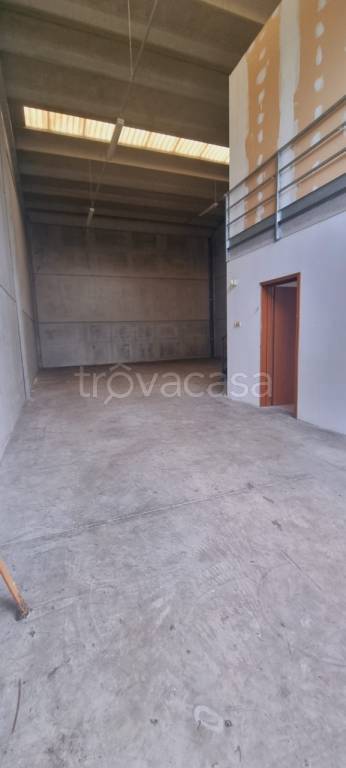 locale commerciale in vendita a Reggio nell'Emilia in zona Codemondo