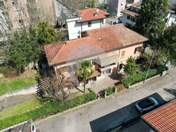 casa indipendente in vendita a Reggio nell'Emilia in zona Tribunale