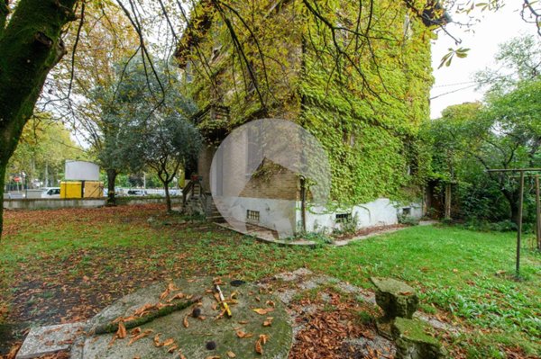 casa indipendente in vendita a Reggio nell'Emilia in zona Città Storica