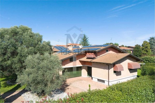 casa indipendente in vendita a Reggio nell'Emilia in zona Belvedere