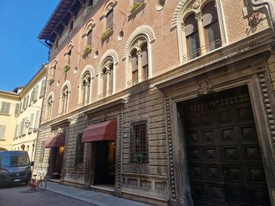 negozio in vendita a Reggio nell'Emilia in zona Città Storica