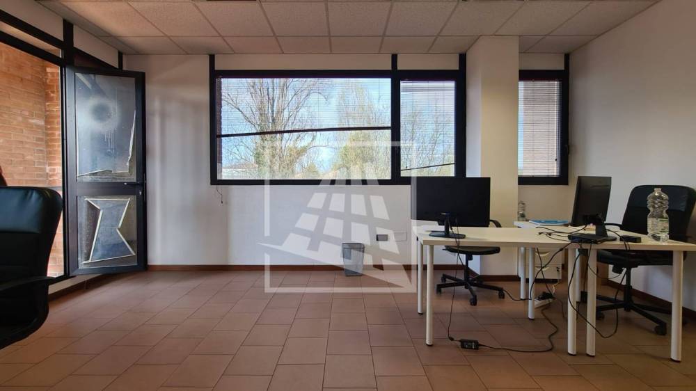 ufficio in vendita a Reggio nell'Emilia in zona Tribunale