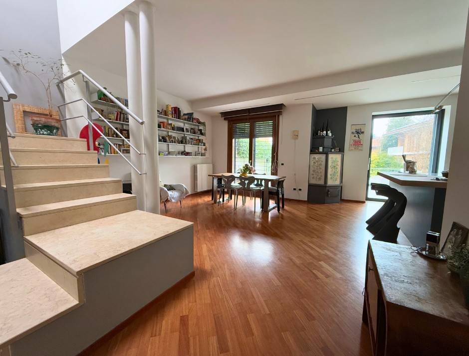 casa indipendente in vendita a Reggio nell'Emilia in zona Città Storica