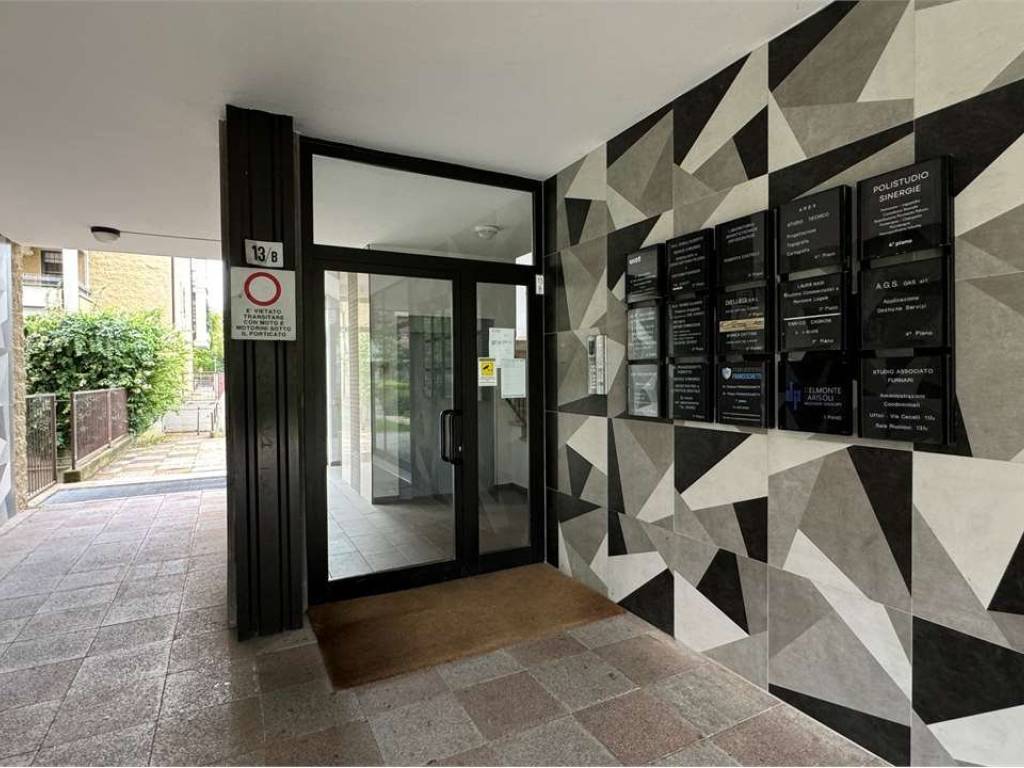 ufficio in vendita a Reggio nell'Emilia in zona Città Storica