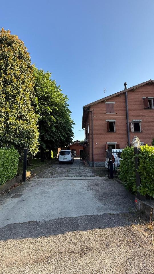 casa indipendente in vendita a Reggio nell'Emilia in zona Cavazzoli