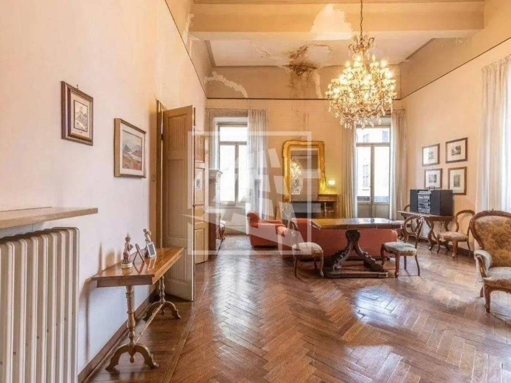 intera palazzina in vendita a Reggio nell'Emilia in zona Città Storica