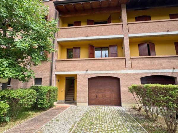 casa indipendente in vendita a Reggio nell'Emilia in zona Cavazzoli