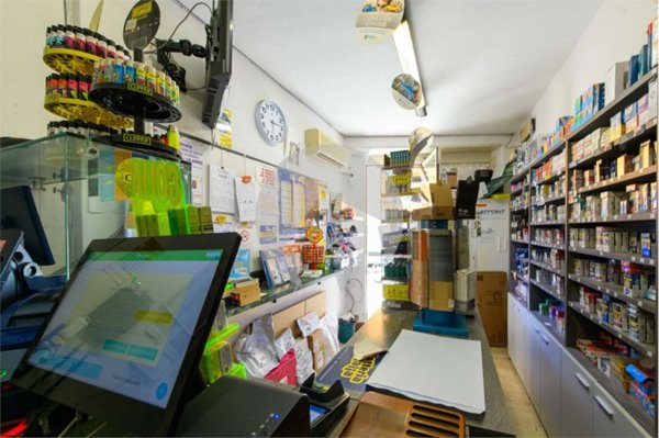 negozio in vendita a Reggio nell'Emilia in zona Città Storica